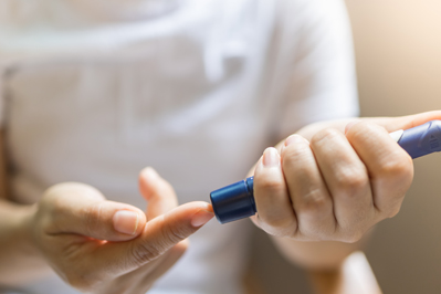 Persona diabética midiendo sus niveles de glucosa en sangre