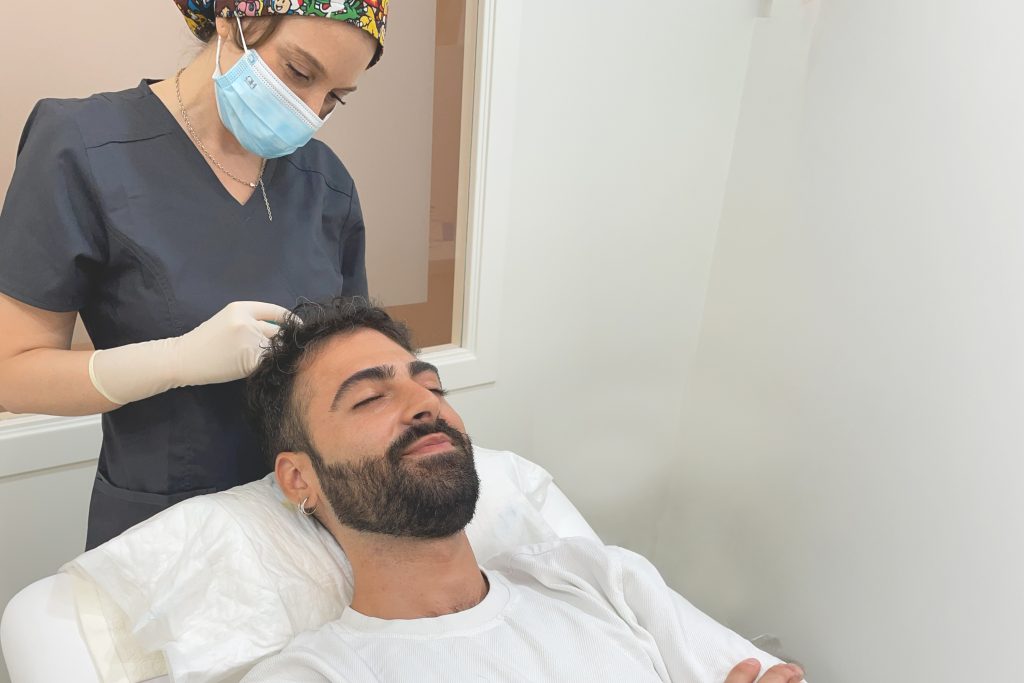 Consulta capilar con especialista evaluando a un paciente para determinar si es candidato a injerto capilar